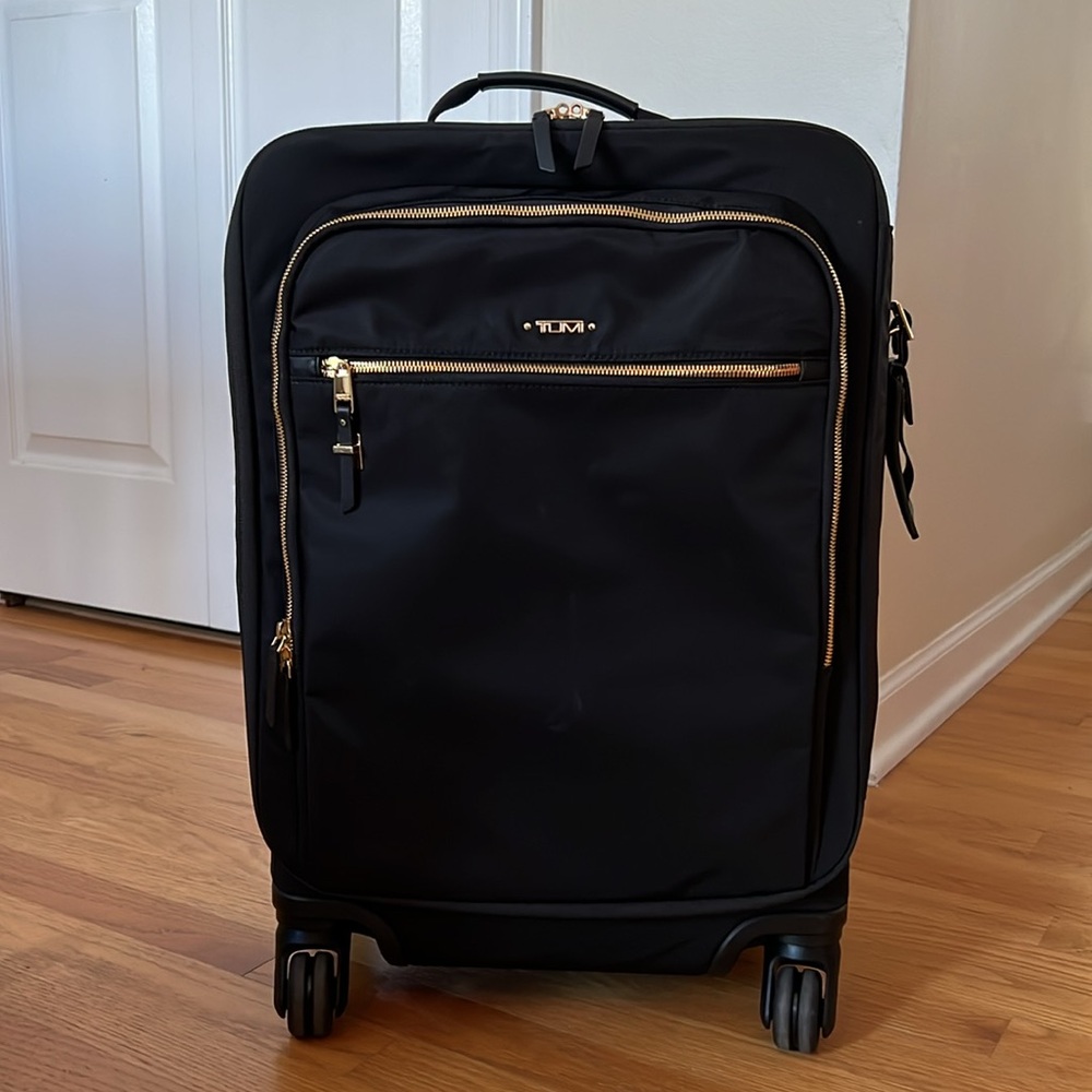Tumi Voyageur Tres Leger International Carry-On Bag, excellent condition!